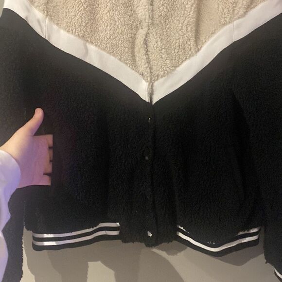 Sugarlips Women’s Teddy Knit Black and Tan Bomber Jacket Size Medium NWOT - Picture 3 of 8